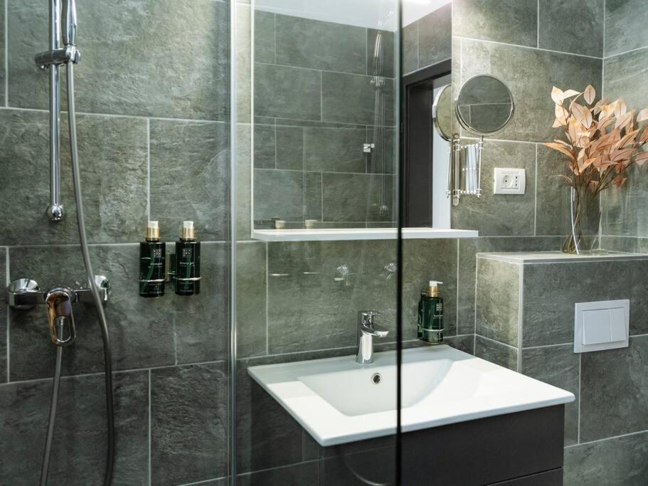Central 5 Apartment - New Building & Parking بوخارست المظهر الخارجي الصورة
